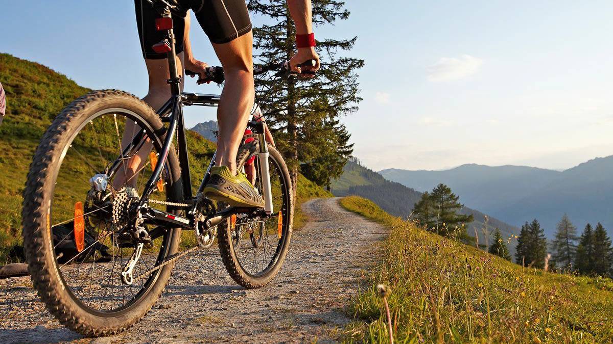 Detailaufnahme von Mountainbike auf alpinem Schotterweg in den Salzburger Bergen