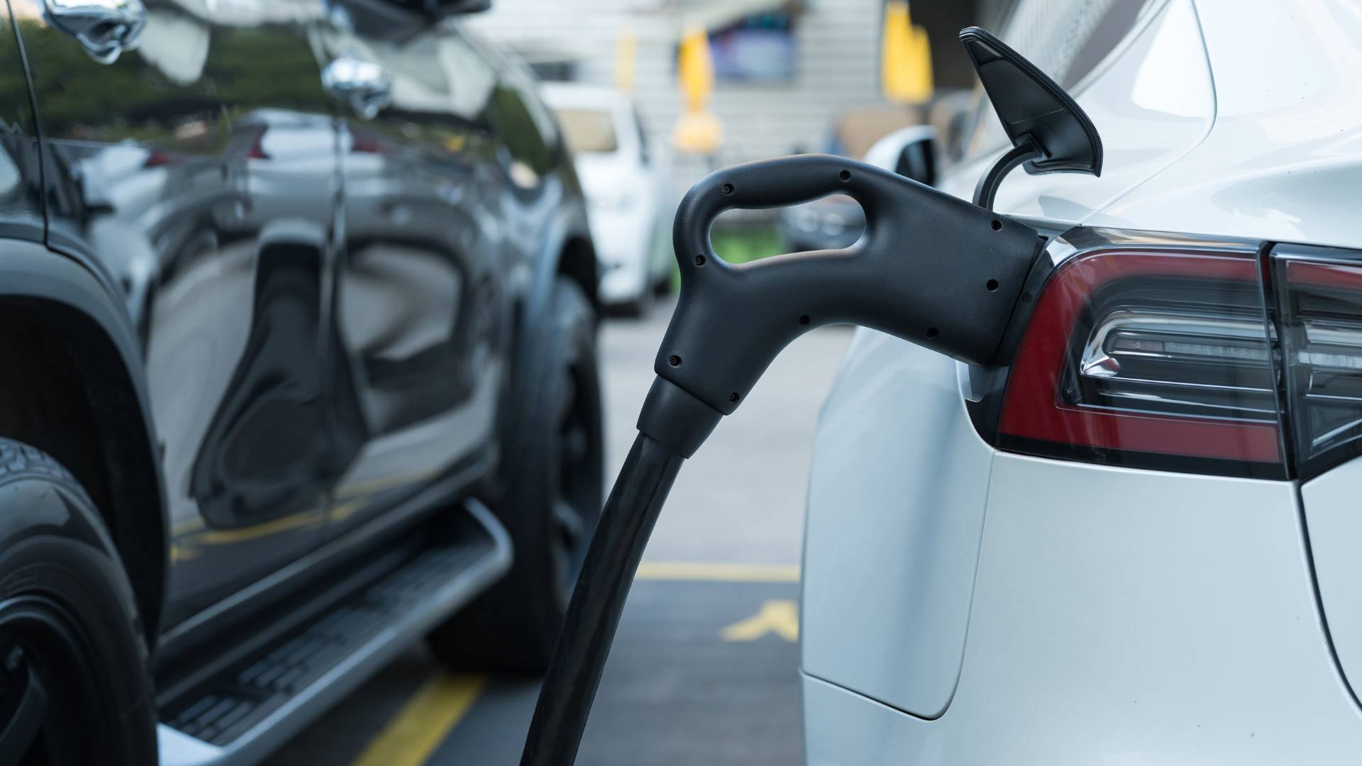 E-Ladestation für Elektro-Autos für die Gäste des Familienhotels Oberkarteis.