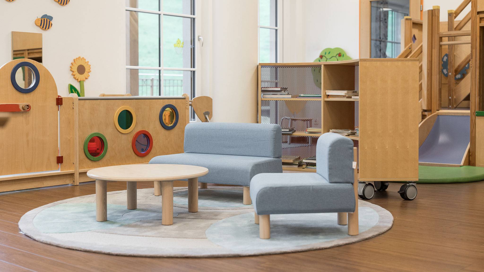 Gemütliche Kindersitzecke mit Sofa und Couchtisch im Indoor-Spielbereich des Familienhotel Oberkarteis