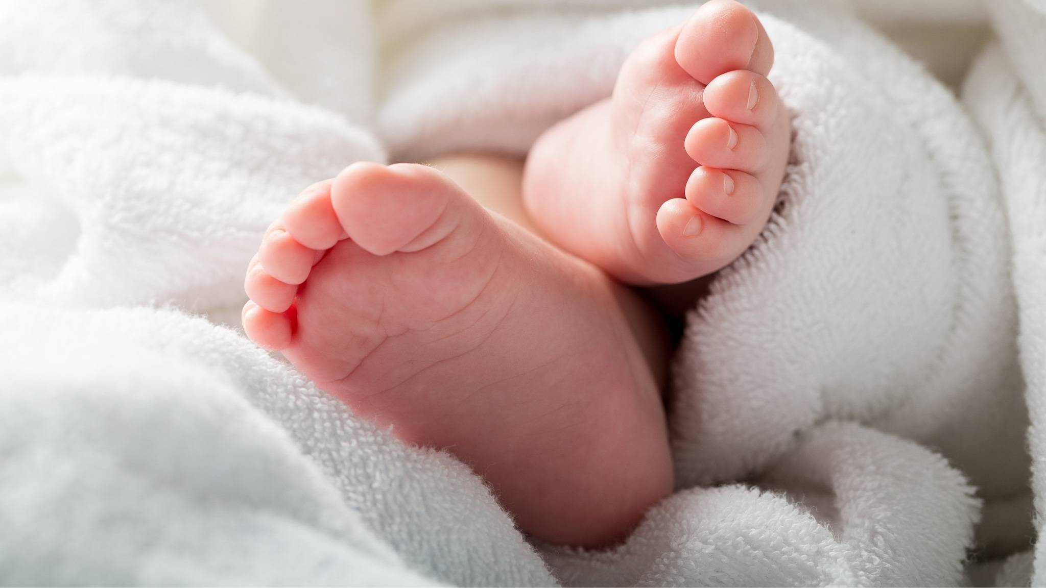 Nahaufnahme von Babyfüßen im Zimmer im Familienhotel Oberkarteis im Salzburger Land