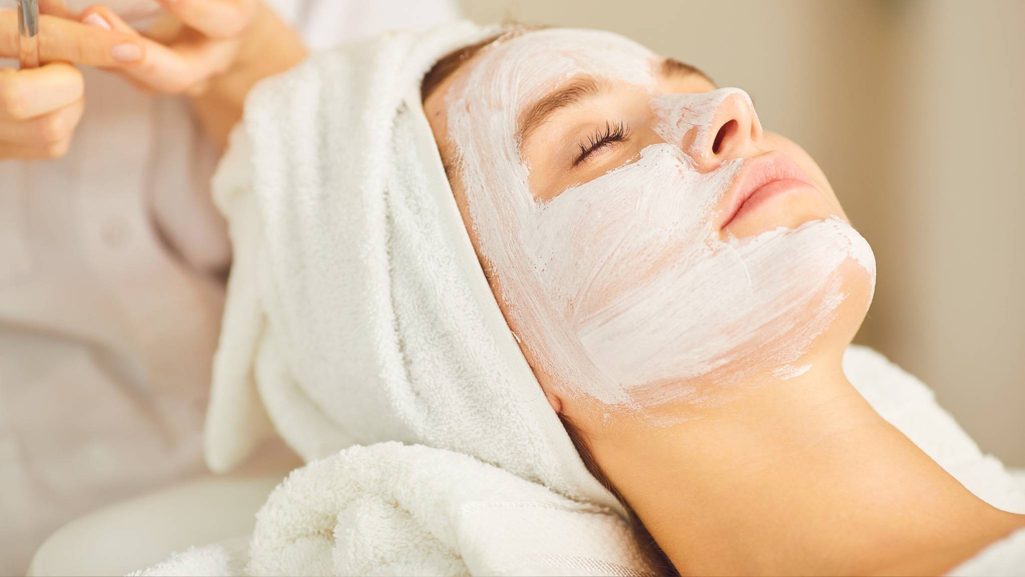 Frau mit Gesichtsmaske bei entspannender Beauty-Behandlung im Familienhotel Oberkarteis in Großarl