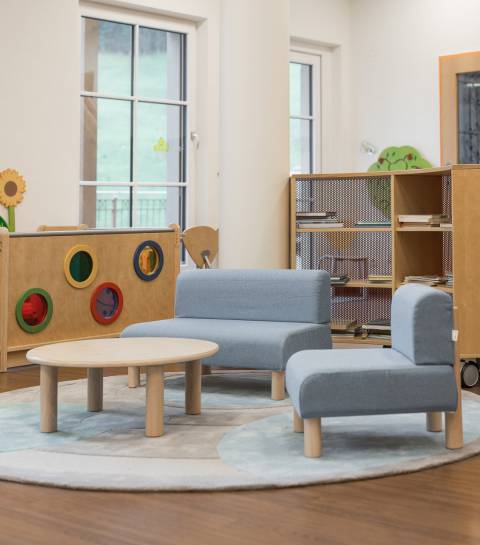 Kinderlounge mit kleinem Sofa, Tisch und Spielmöbeln im Familienhotel Oberkarteis