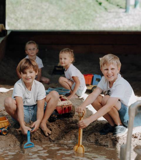 Kinder beim Spielen im Sandkasten