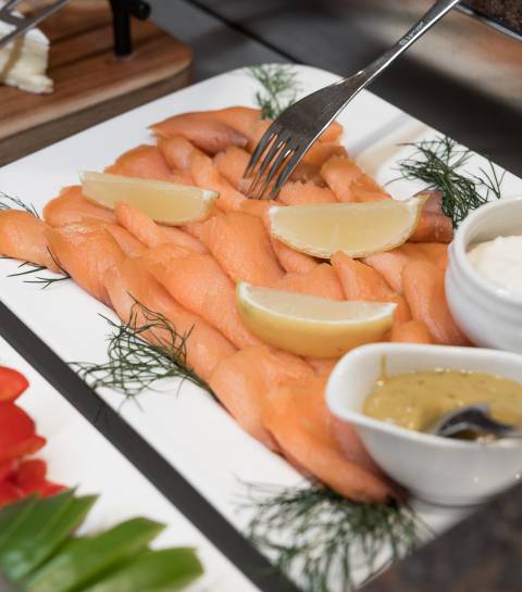 Frühstücksbuffet mit Lachs und Gemüse