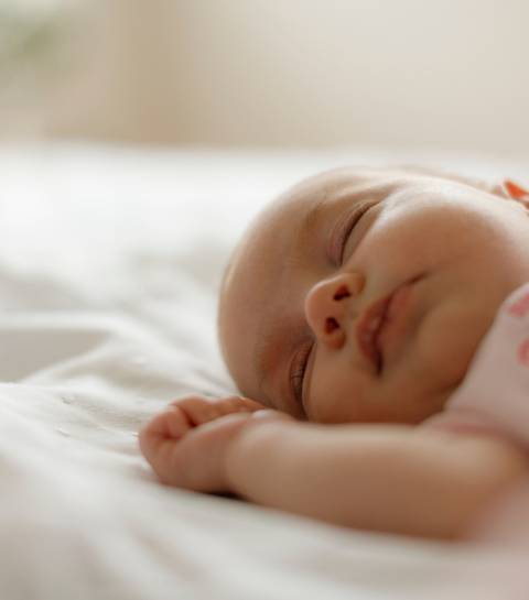 Schlafendes Baby im gemütlichen Zimmer im Familienhotel Oberkarteis im Großarltal