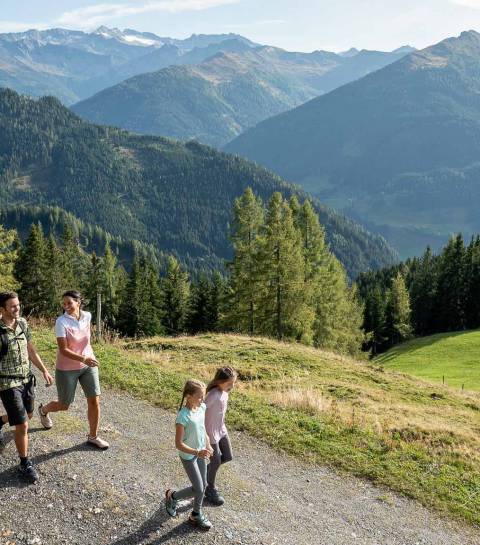 Familie auf Panoramaweg mit Blick auf die Salzburger Alpen im Großarltal
