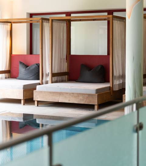 Pool mit angrenzendem Liegebereich in der Wasserwelt im Familienhotel Oberkarteis