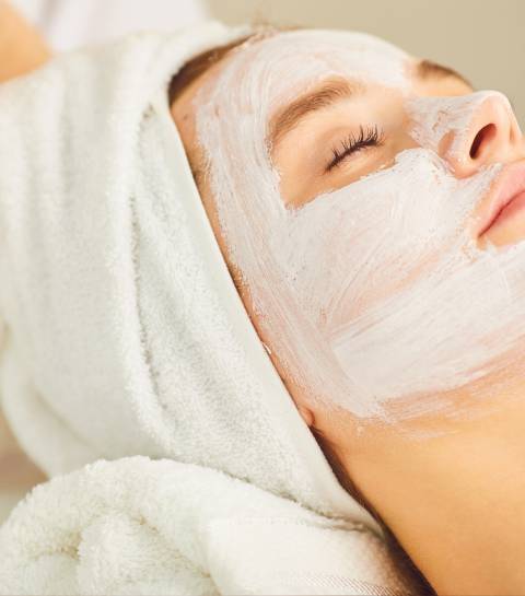 Frau mit Gesichtsmaske bei entspannender Beauty-Behandlung im Familienhotel Oberkarteis in Großarl