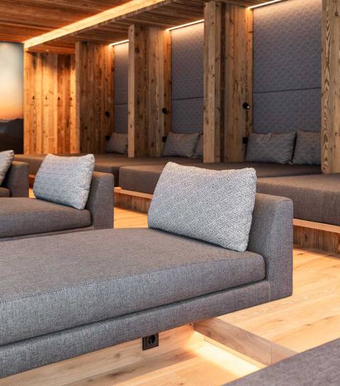 Bequeme Ruheliege im alpinen Wellnessbereich vom Familienhotel Oberkarteis