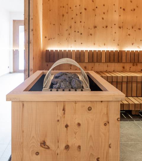 Saunaofen für Aufgüsse im Spa des Familienhotels Oberkarteis