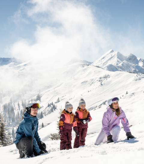 Familie im Winterurlaub