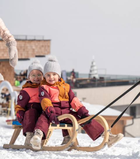 Zwei Kinder beim Rodeln