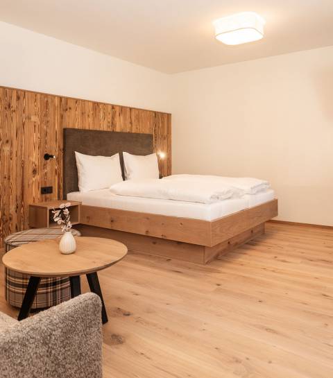 Wohn- und Schlafbereich mit Doppelbett