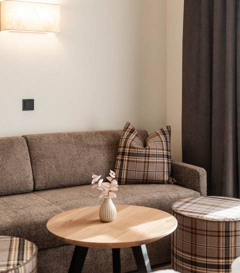 Wohnbereich mit Sofa und Couchtisch