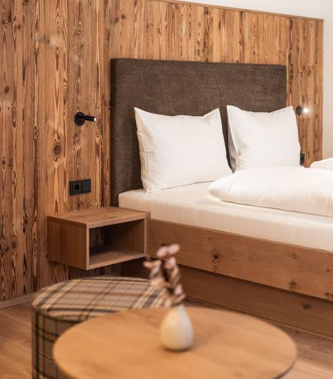 Doppelbett mit Holzelementen