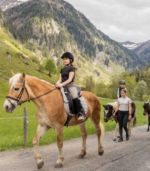 Kinder und Pferdelehrering bei einem gemeinsamen Ausritt mit den Pferden im Großarltal 