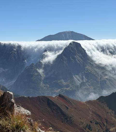 Markanter Berggipfel mit Wolken und Bergpanorama im Salzburger Land