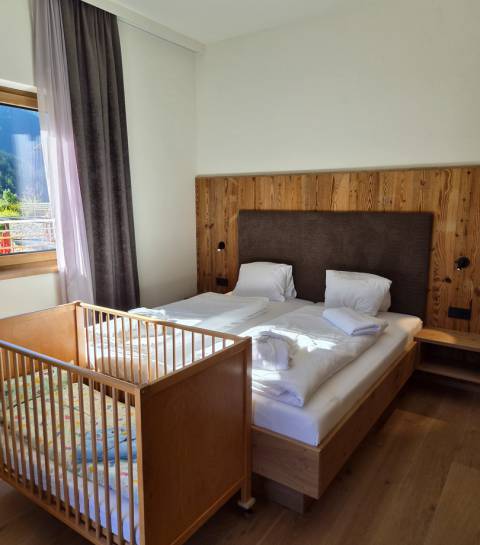 Familienzimmer mit Babybett