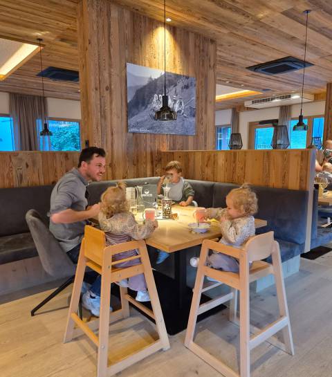 Familie beim Frühstück
