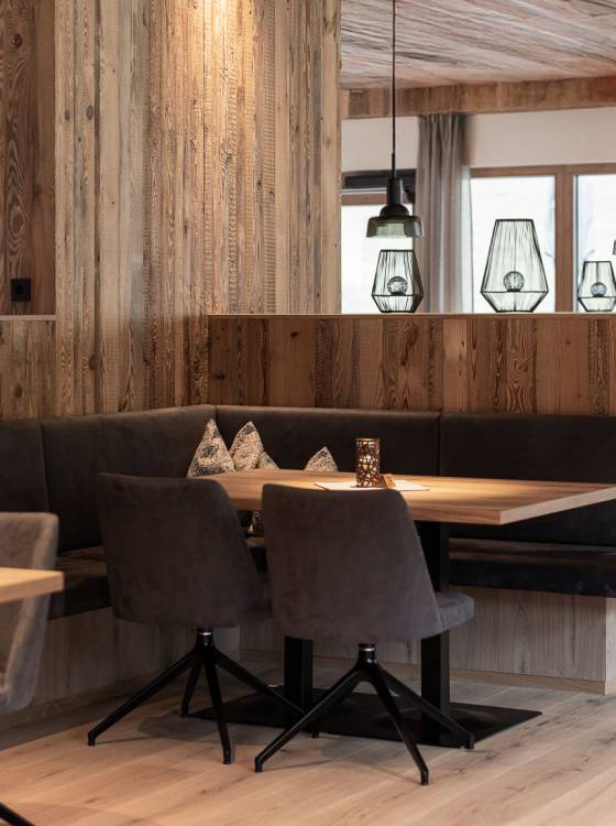 Moderner Sitzbereich im Restaurant des Hotel Oberkarteis mit stilvoller Holzverkleidung und angenehmer Atmosphäre