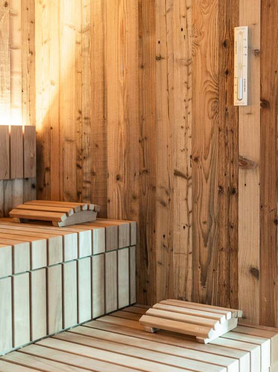 Saunabänke aus Holz im Wellnessbereich des Familienhotels Oberkarteis