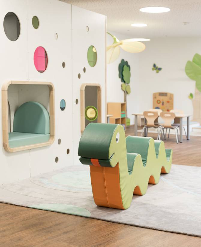 Spielraupe als Sitz- und Spielelement im Indoor-Spielbereich des Familienhotels Oberkarteis