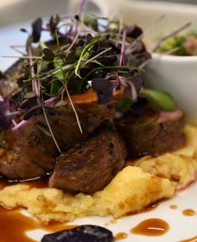 Exklusives Hauptgericht mit zartem Steak und raffinierten Beilagen im Restaurant des Hotel Oberkarteis