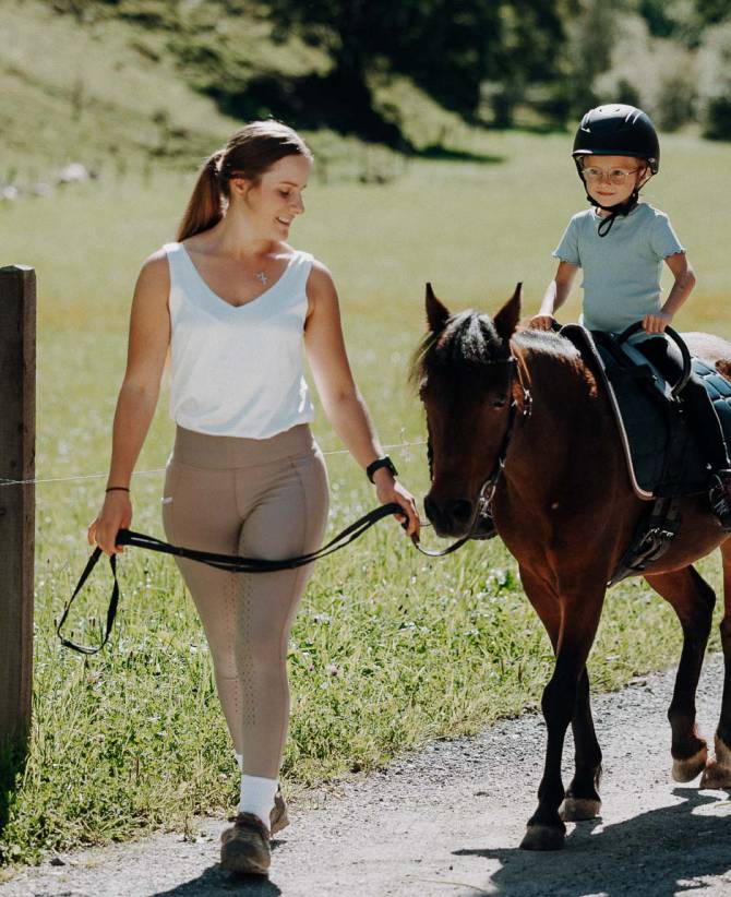 Geführter Ausritt in den Salzburger Bergen beim Familienurlaub mit Reiten im Oberkarteis