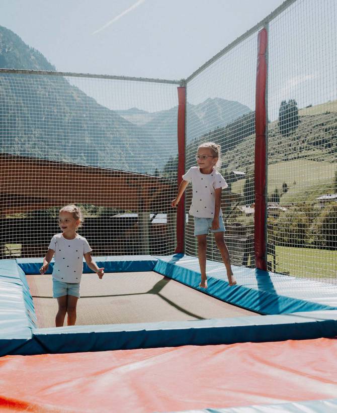 Play & Childcare: Indoor & Outdoor - Familienhotel Oberkarteis