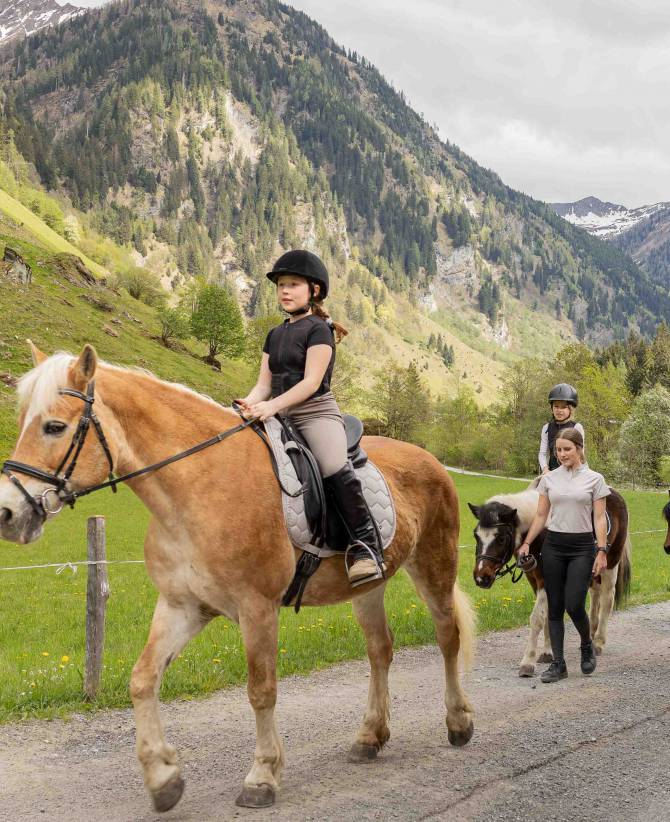 For Little Riders & Big Horse Lovers: Riding Fun for Children - Familienhotel Oberkarteis