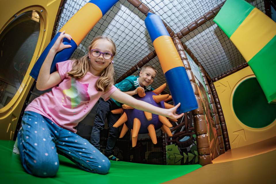 Kinder spielen gemeinsam im Indoor-Spielbereich der Spielwelt im Familienhotel Oberkarteis