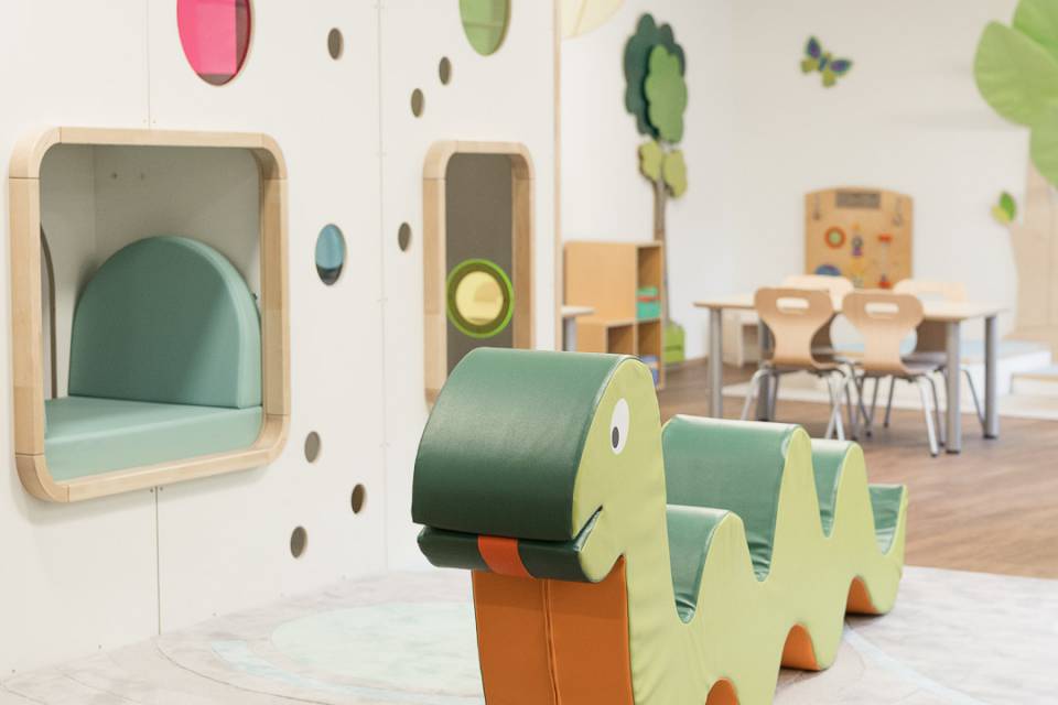 Spielraupe als Sitz- und Spielelement im Indoor-Spielbereich des Familienhotels Oberkarteis