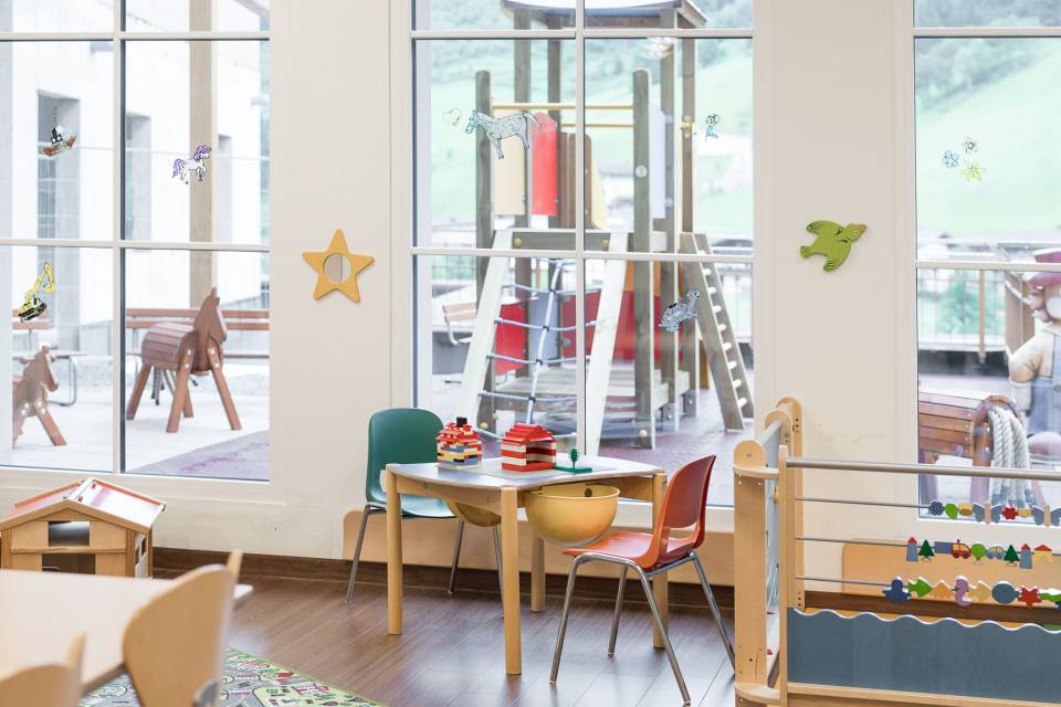 Kinderspiele am Tisch im Indoor-Spielbereich des Familienhotels Oberkarteis