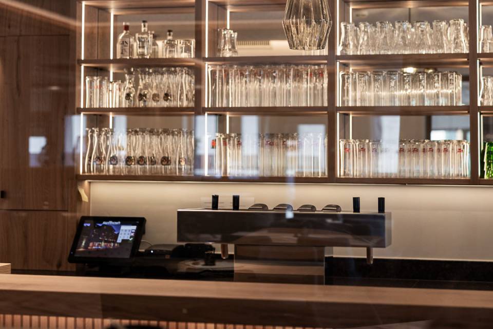 Nahaufnahme der modernen Hotelbar im Familienhotel Oberkarteis in Großarl