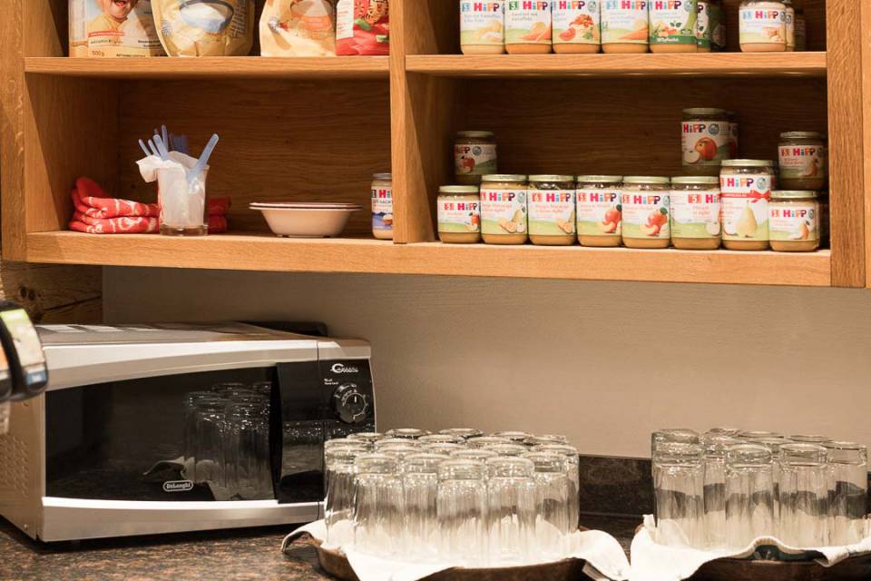 Babybuffet mit Babynahrung und Mikrowelle im Familienhotel Oberkarteis im Großarltal