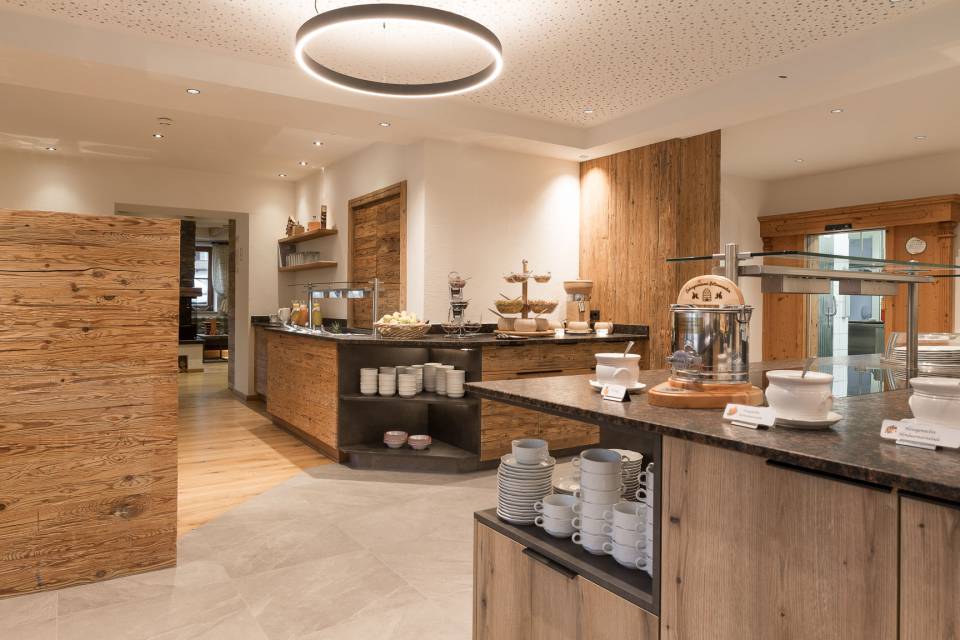 Reichhaltiges Frühstücksbuffet im Hotel Oberkarteis mit regionalen Produkten und frischen Spezialitäten