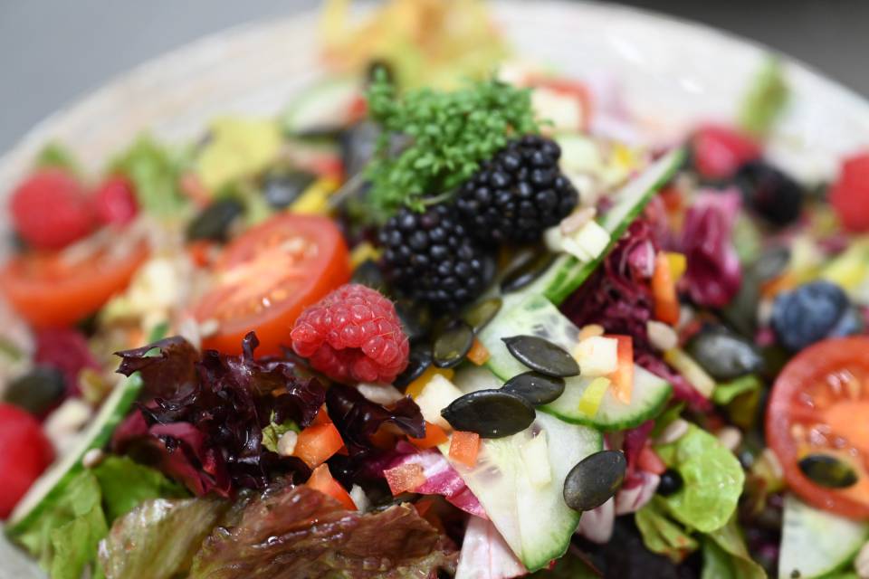 Frischer bunter Salat mit Beeren, Tomaten und Kernen als gesunde Vorspeise im Hotel Oberkarteis im Salzburger Land
