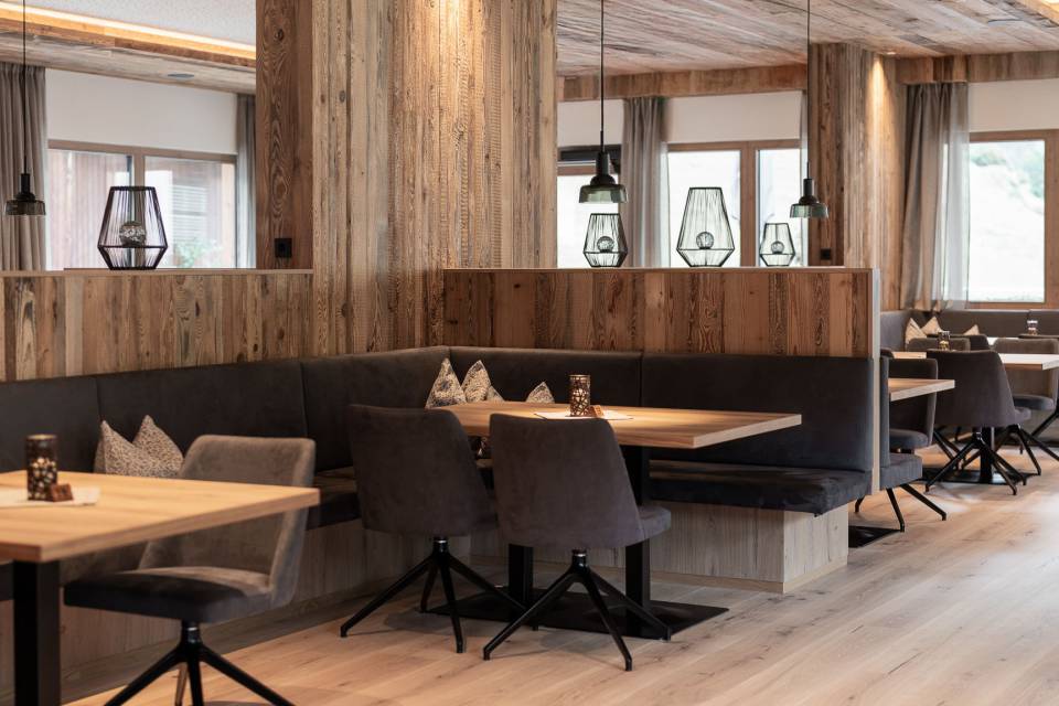 Moderner Sitzbereich im Restaurant des Hotel Oberkarteis mit stilvoller Holzverkleidung und angenehmer Atmosphäre