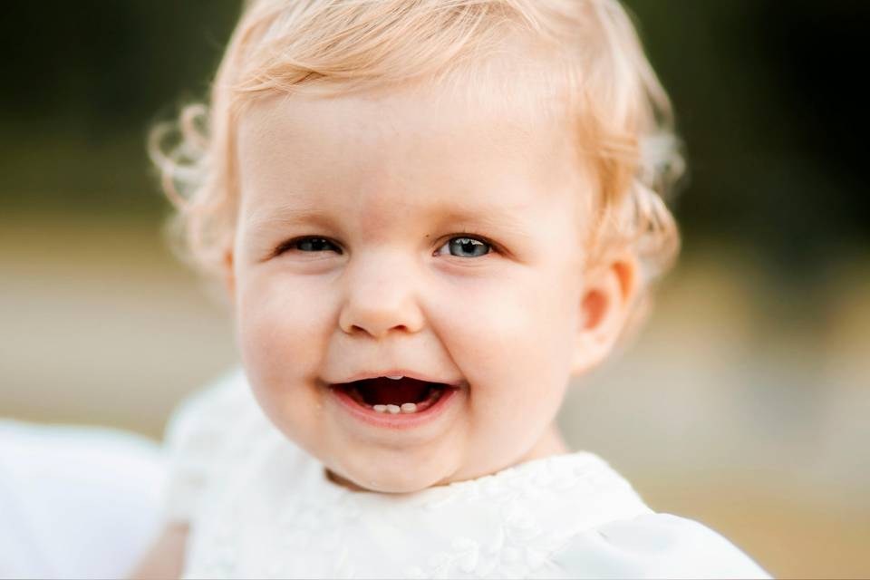 Lachendes Baby im Garten im Salzburger Land