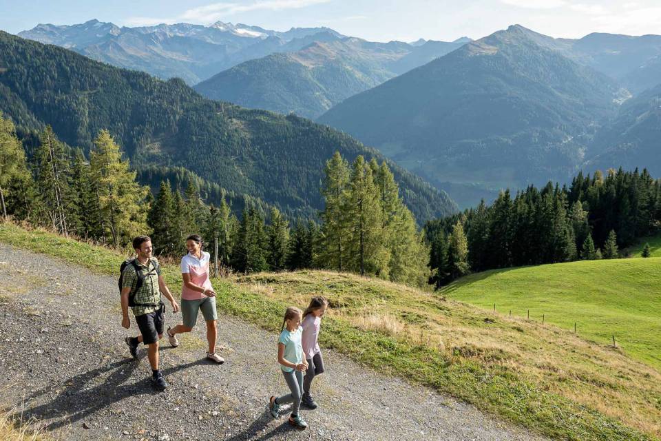 Familie auf Panoramaweg mit Blick auf die Salzburger Alpen im Großarltal
