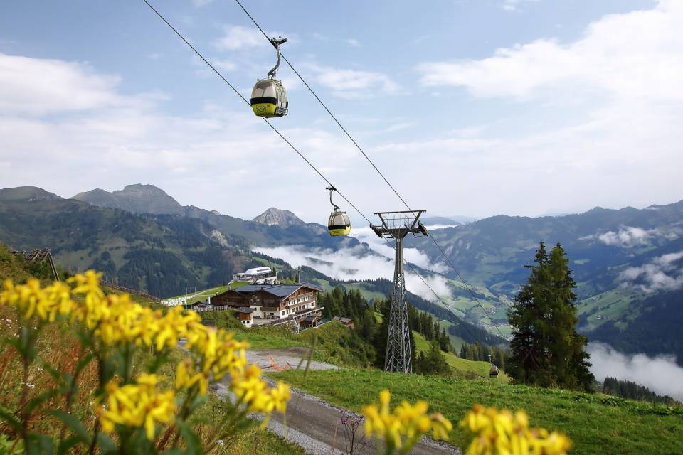 Gondelbahn über Almgebiet mit Bergkulisse in der Region Salzburger Land