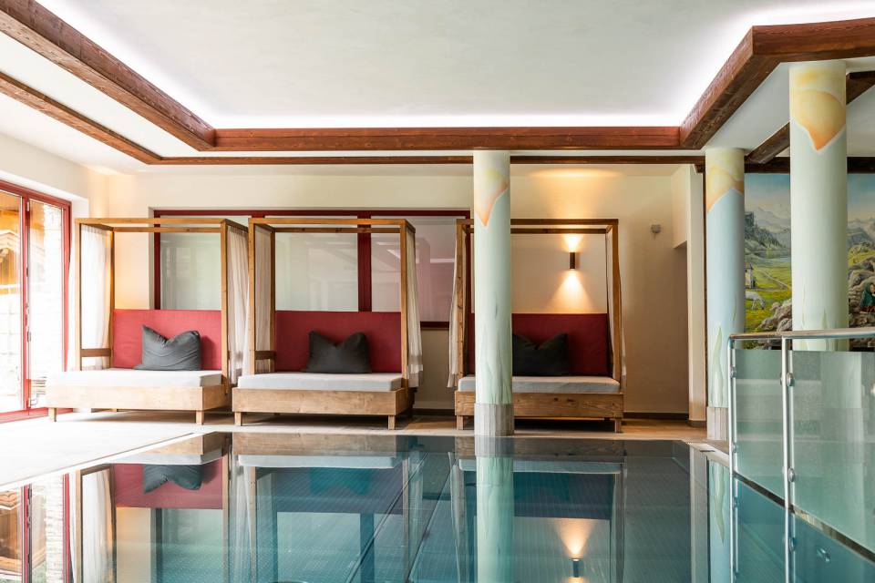 Moderner Indoorpool im Familienhotel Oberkarteis im Salzburger Land
