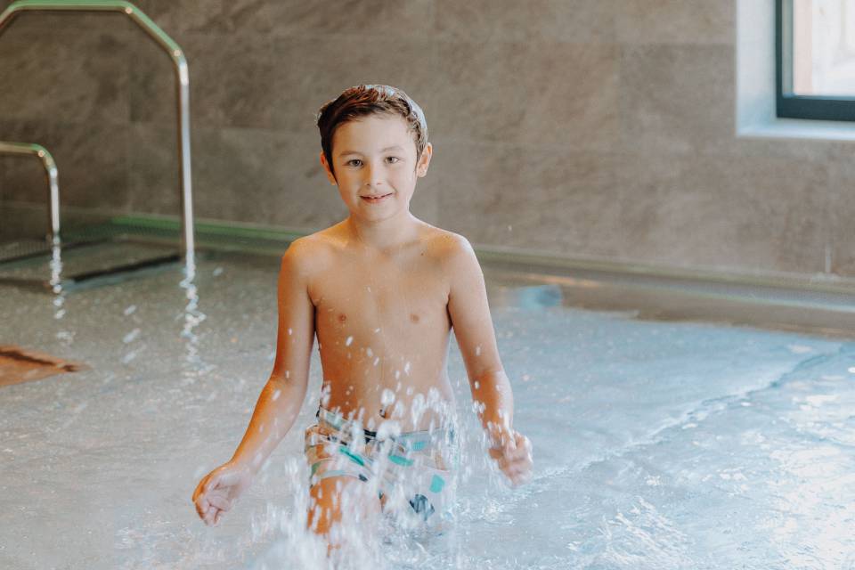 Junge spielt im Planschbecken im Familienhotel Oberkarteis