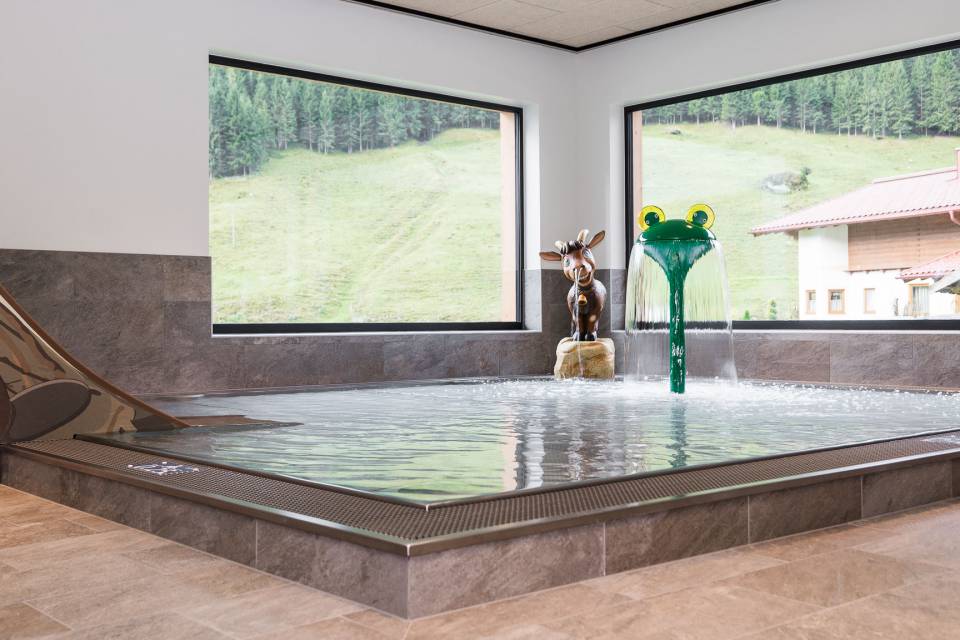  Kleineres Hallenbadbecken mit Wasserfiguren in der Wasserwelt im Großarltal