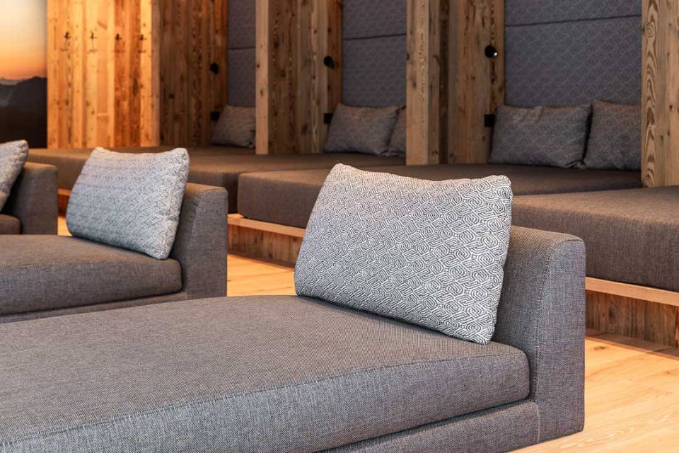 Bequeme Ruheliege im alpinen Wellnessbereich vom Familienhotel Oberkarteis