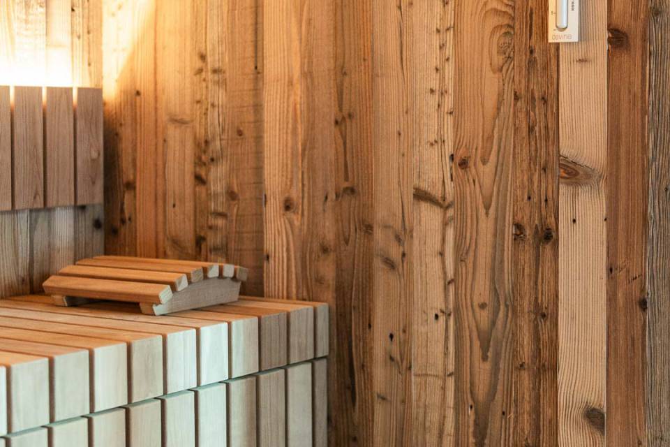 Saunabänke aus Holz im Wellnessbereich des Familienhotels Oberkarteis
