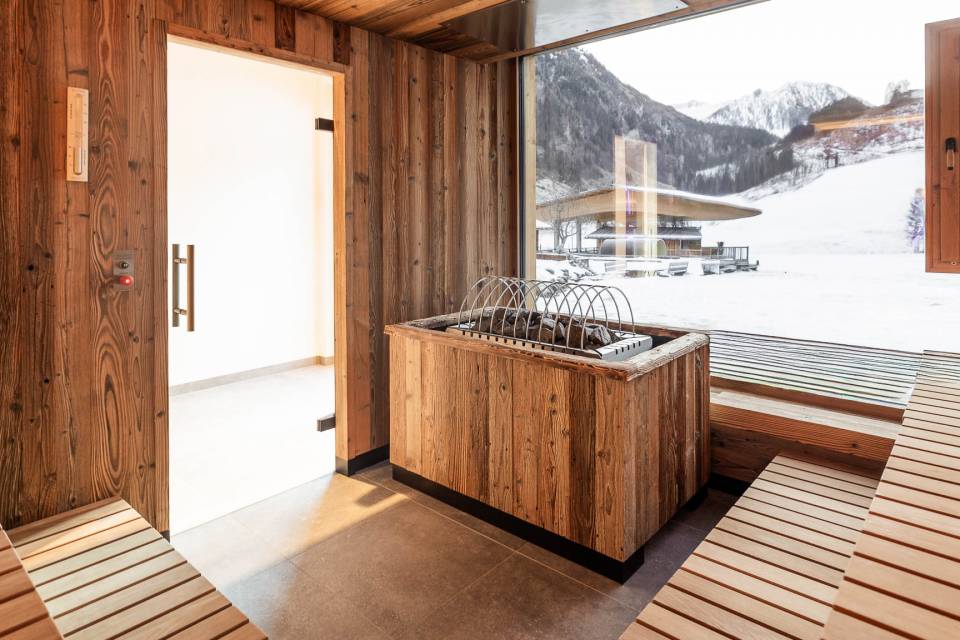 Sauna mit Panoramablick auf die verschneite Berglandschaft im Familienhotel Oberkarteis