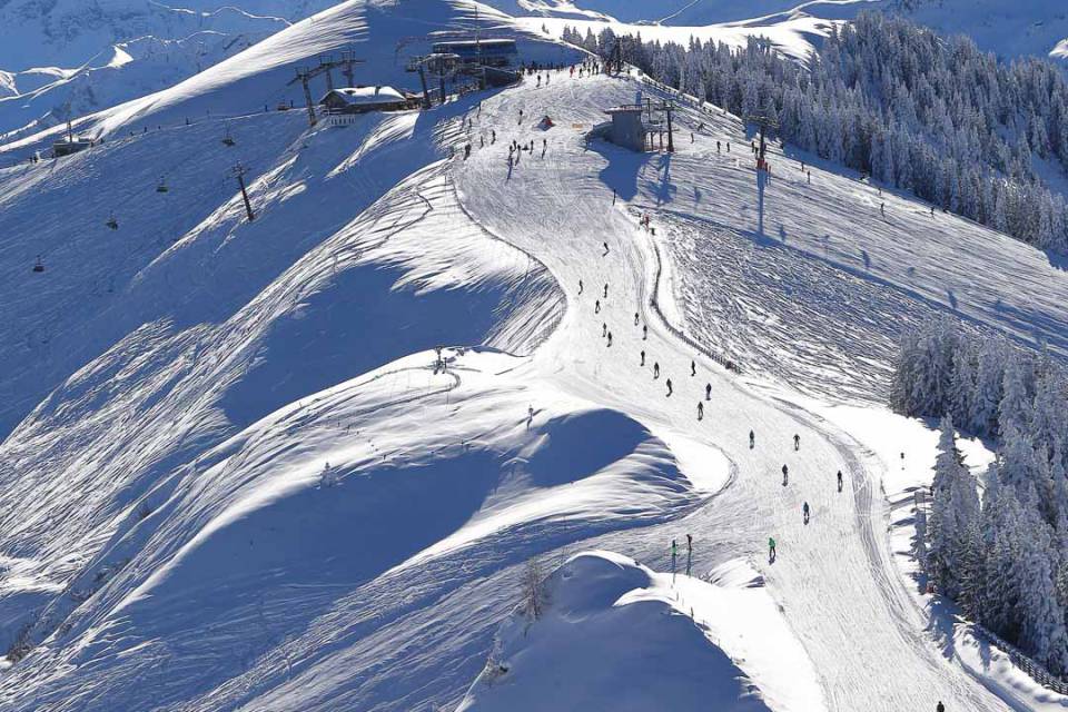 Weitläufige Skipiste mit Liftanlagen und Winterpanorama im Skigebiet Großarl