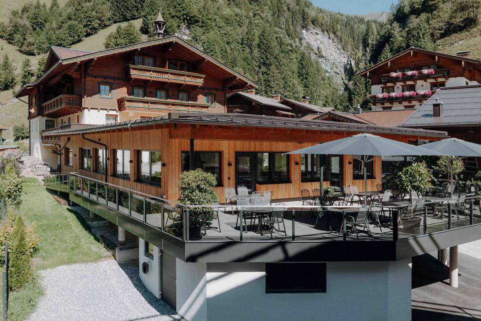 Familienhotel Oberkarteis in Hüttschlag von außen im Sommer.
