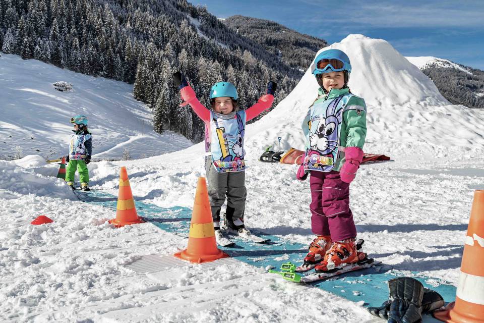 Kinder bei Skikurs in der Hotel Skischule im Familienhotel Oberkarteis